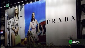 Il caso Prada: prezzo pieno nei negozi, ma sconto sui mercati