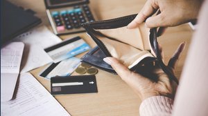 Cosa fare se il titolare di un conto bancario muore per evitare di ereditare i debiti?	