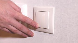 Bollette, buone notizie: scende il prezzo dell'energia elettrica, ecco di quanto