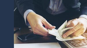 Trasferimenti di soldi, donazioni, bonifici, prelievi e versamenti ecco cosa controlla il Fisco