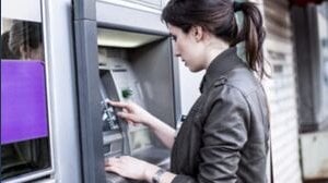Ecco il nuovo metodo per rubare soldi al bancomat. Come funziona la truffa del «filo invisibile»	