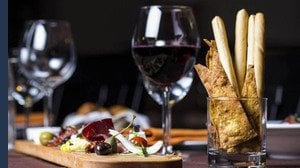 Ecco cosa rischi dal 2025 se bevi un bicchiere di vino e ti metti alla guida