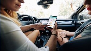 Cellulare alla guida, multe più salate: fino a 1.700 euro e 10 punti dalla patente