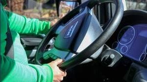 Mancano migliaia di autisti in Italia, le aziende lanciano degli incentivi per trovarli. Ecco chi assume