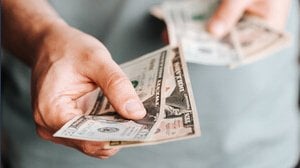 Colf e badanti in nero, cosa rischia la famiglia?