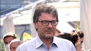 Chi guadagna €2.000 euro non è ricco. Allora perché non dare soldi a chi ne prende €1.000?