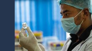 Vaccino a DNA approvato: funziona senza ago, efficace contro variante Delta