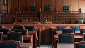 Il capo di un'azienda invita al ristorante 180 dipendenti. Ma dopo la cena finisce in tribunale