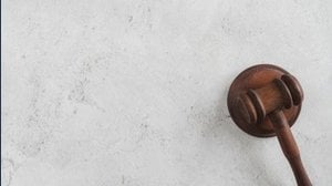 Aiutare i genitori non è un'opzione, è un obbligo. Il tribunale ordina di pagare il mantenimento alla madre