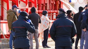 Migranti, in Italia ne arrivano sempre di più (anche senza Ong): il governo Meloni ha un problema