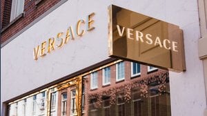 Prada acquista Versace, il marchio torna a casa in Italia. Il grande annuncio, tutti i dettagli dell'accordo