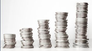 Salario minimo orario: si torna ai 9 euro l'ora con il Ddl Catalfo. Cosa prevede