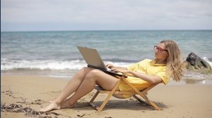 Smart working dal mare: si può fare?