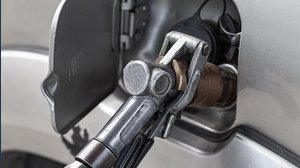Nuova truffa alla pompa di benzina, ecco a cosa fare attenzione