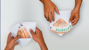 Busta paga divisa a metà e stipendio pagato due volte al mese: cosa può cambiare dopo le elezioni
