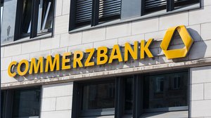 Commerzbank: tonfo dell'utile, ma il titolo vola