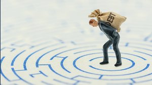 Debiti del coniuge, come difendersi e quali differenze tra comunione e separazione dei beni