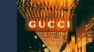 Dal crollo Kering (Gucci) all'acquisizione Versace da Prada, cosa succede al comparto lusso?