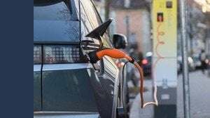 Ricarica dell'auto elettrica con carta o app: differenze di costi e commissioni