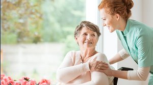 Busta paga colf e badanti, ecco i nuovi importi (che pesano sulle famiglie)