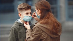 Covid, le restrizioni non sono finite: cosa serve sapere su mascherine, Green Pass e isolamento
