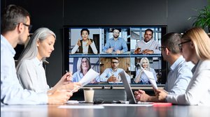 Questa azienda manda 400 dipendenti a lavorare da casa. Poi li licenzia in videochiamata