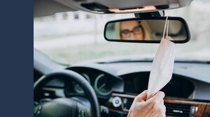 Lasciare la mascherina in auto è pericoloso? Cosa dicono gli esperti