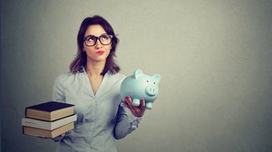 Scuola, supplenti ancora senza stipendio: quando arriva ad agosto?