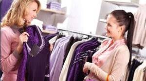 Quanto guadagna una commessa? Lo stipendio in Italia