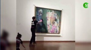 Clima, a Vienna attivisti imbrattano quadro di Klimt con un liquido nero: opera era protetta da un vetro