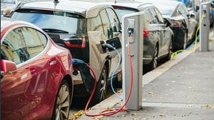 Perché (e come) investire nelle batterie delle auto elettriche