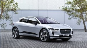 Jaguar I-Pace Black: un SUV elettrico performante e cattivo. Foto e prezzi