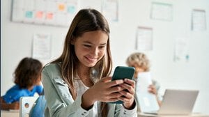Cosa rischia un genitore che (non) controlla il cellulare dei figli?