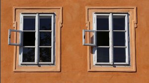 Per risparmiare gli esperti non hanno dubbi: “Abbassate le tapparelle e chiudete le tende alle 17:30”