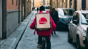 Food delivery, se il rider è sfruttato rischia anche il ristorante. L'indagine della Procura