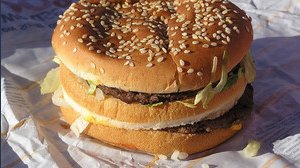I CEO di Mc Donald's e Burger King mangiano i loro stessi panini. La reazione diventa virale