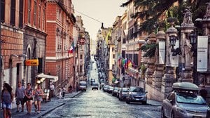 Le famiglie povere spendono di più in auto di quelle ricche. Il paradosso che sta distruggendo i risparmi degli italiani