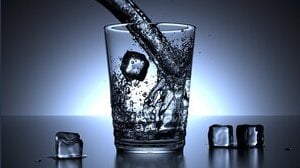 Mai mettere il ghiaccio nel bicchiere. Ecco cosa rischiamo