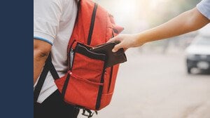 “Attenzione pickpocket!”, significato e origini del nuovo trend anti borseggio