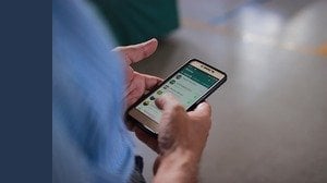 Lavoratore licenziato a voce e poi su WhatsApp, ma per il giudice è illegittimo. Verrà reintegrato