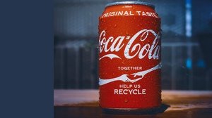 Sai cosa si nasconde sotto il logo della Coca Cola?