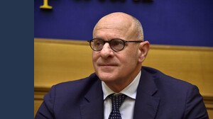 Multa fino a 100 mila euro per chi usa parole straniere, cosa prevede la proposta di legge Rampelli (Fratelli d'Italia)