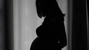 È legale svelare che una persona è incinta?