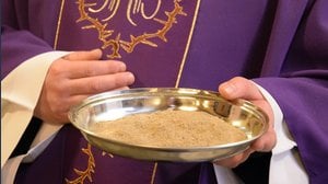 Offerte con POS in chiesa, la proposta di Giorgetti che conviene ai contribuenti