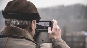 Smartphone per anziani, i 10 telefoni migliori sul mercato