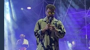 Dargen D'Amico, chi è, guadagni e perché porta sempre gli occhiali da sole