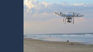 Droni sulle spiagge per controllare il distanziamento: succede in una famosa località turistica