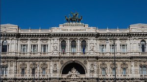 Bacio forzato è violenza sessuale: la pronuncia della Cassazione