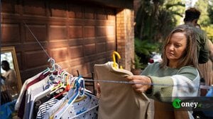 Compra un oggetto al mercatino dell'usato per pochi soldi. Poi scopre che vale 4 volte tanto