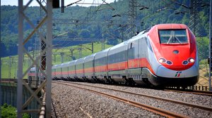 Offerta di lavoro Trenitalia per macchinisti, ultimi giorni per candidarsi: requisiti e mansioni
